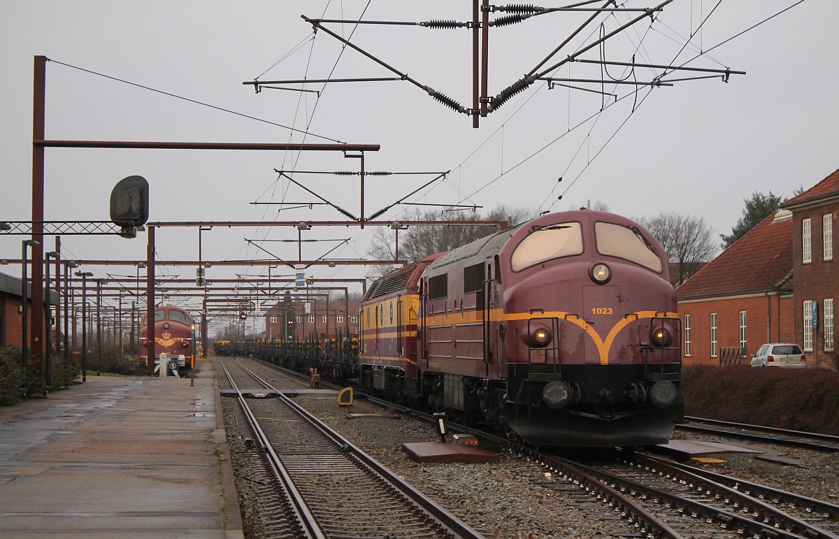 CFL Cargo Litra MX 1023 und die CFL 1812 haben mit dem Langschienen-Leerzug Einfahrt in Padborg/DK. 07.01.2017