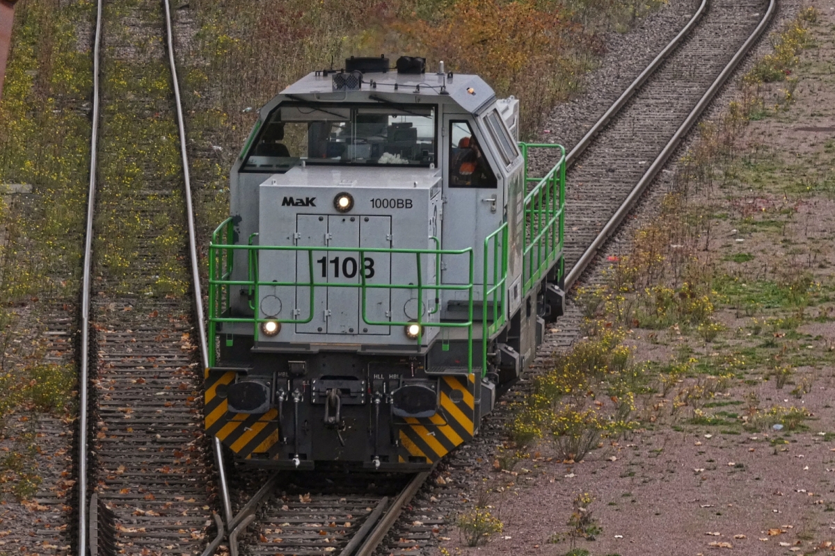 CFL Cargo Lok 1108, 92 80 1271 003-6 D-ATLU, Typ G 1000 BB; EBA 02G23 K003, Spurweite: 1435 mm; gebaut 2003 Fabriknr. 1001461; Bauart: B’B‘-dh; L 14,13 m; Gewicht 80 t; Bremsen Bau Art: KE GZ mZ. Aufgenommen vom Veldukt in Esch Belval. 16.10.2025 CFL Cargo Lok 1108, 92 80 1271 003-6 D-ATLU, Typ G 1000 BB; EBA 02G23 K003, Spurweite: 1435 mm; gebaut 2003 Fabriknr. 1001461; Bauart: B’B‘-dh; L 14,13 m; Gewicht 80 t; Bremsen Bau Art: KE GZ mZ. Aufgenommen vom Veldukt in Esch Belval. 16.10.2025