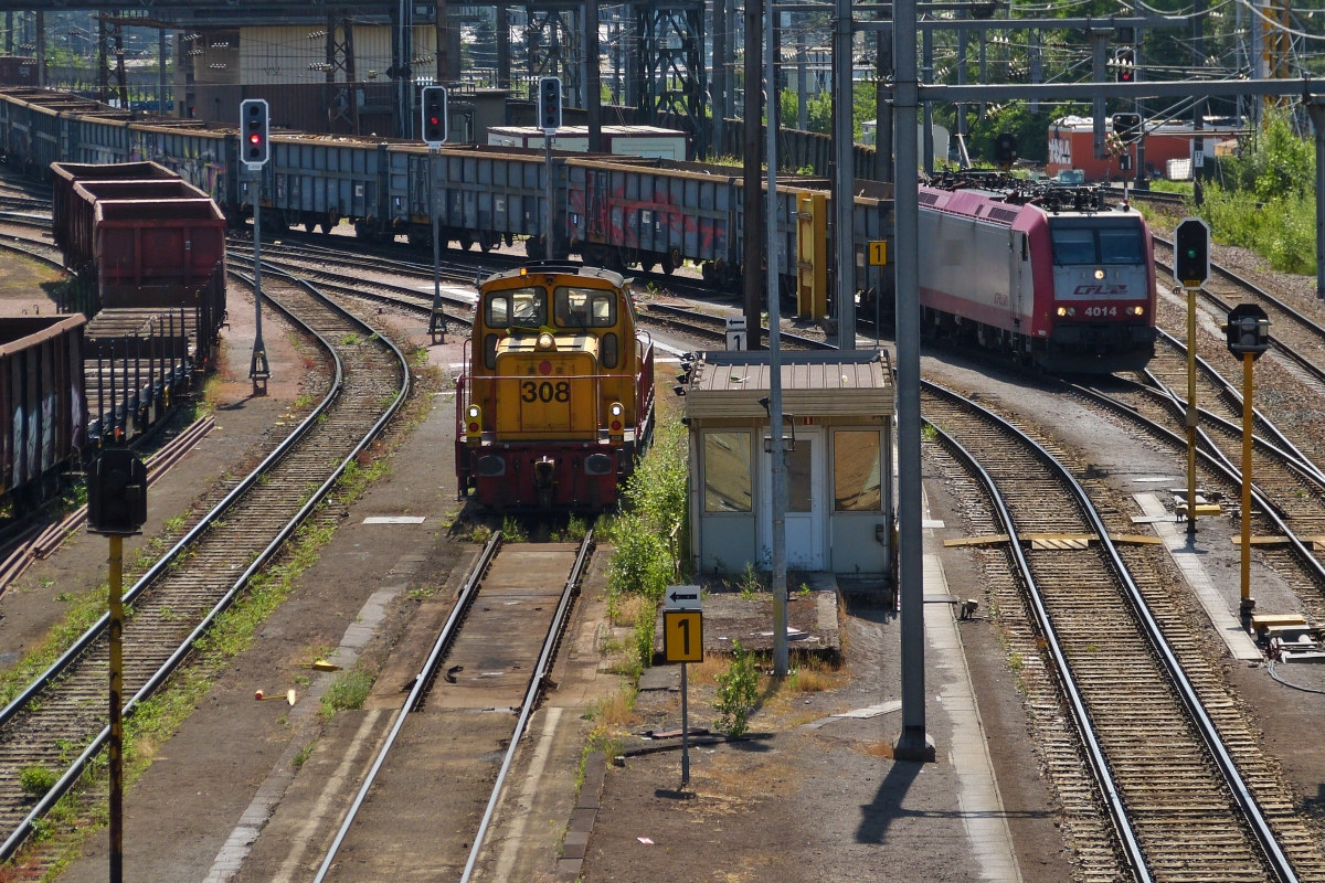 CFL Lok schiebt ihren mit Schrott beladenen Güterzug in die Abstellung von Belval Université, während dem macht Lok 308 eine kurze Pause weil der Lokführer dieser Lok als Einweiser am Ende des Zuges auf dem Güterwagen steht. 25.06.2021