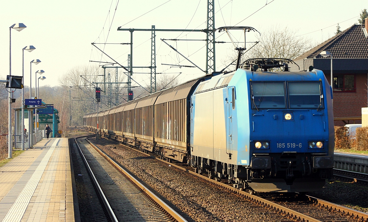 CFLCA 185 519-6 mit dem Spanplattenexpress aus Dänemark passiert hier schleswig. 19.03.2015