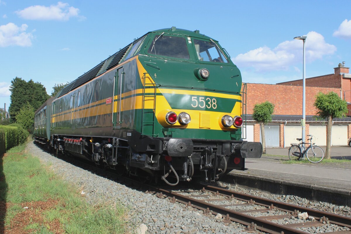 CFV3V 5538 -heute wieder ins NMBS 1970er Farben- steht am 6 Juli 2024 in Puurs und nimmt Teil an das Dampfwochenende  Scheldeland in Stoom . 