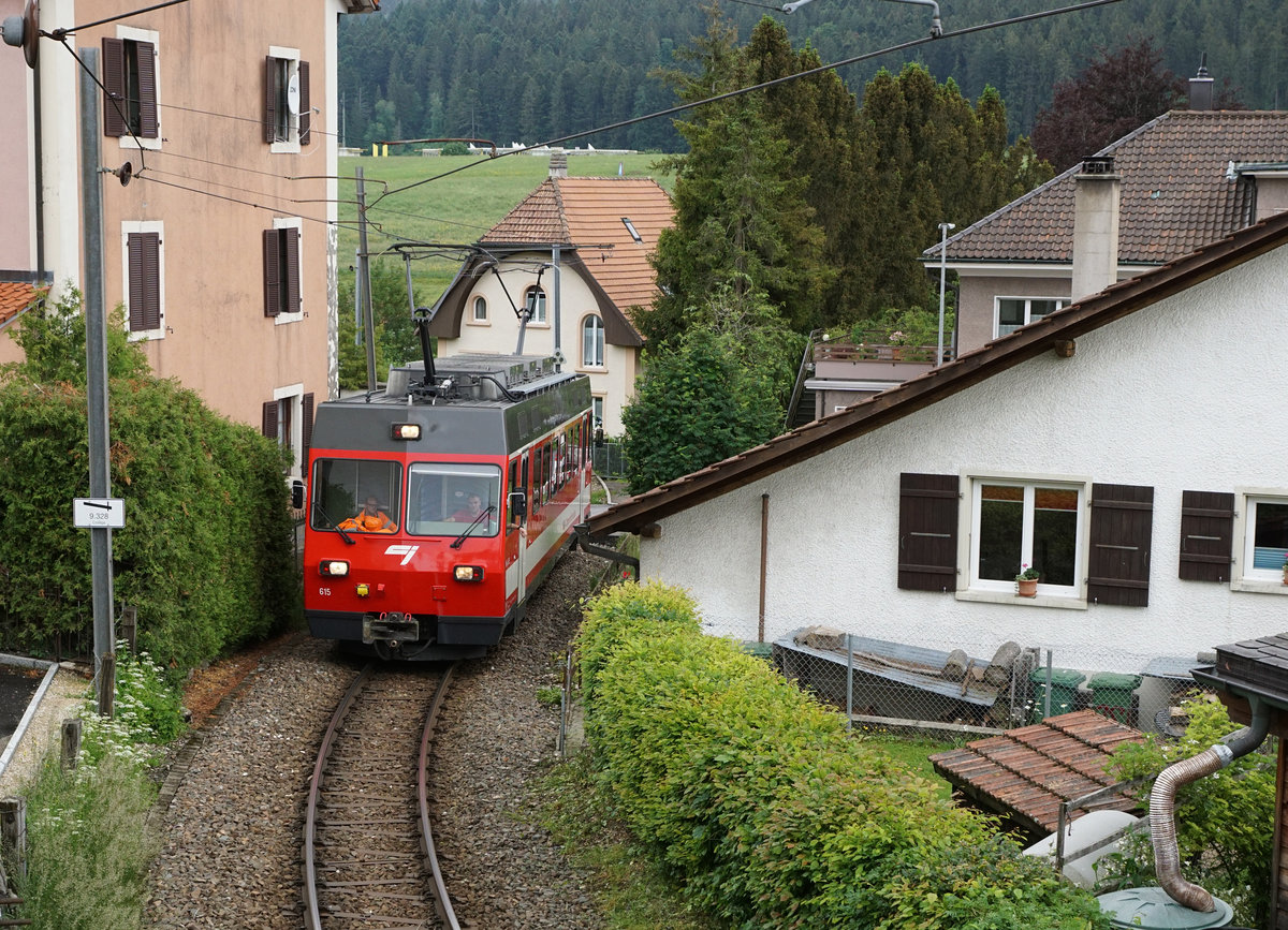 Chemins de fer du Jura, CJ.
Be 4/4 615 ehemals Frauenfeld-Wil-Bahn, FW auf der Fahrt bei Tramelan am 7. Juni 2018.
Foto: Walter Ruetsch 