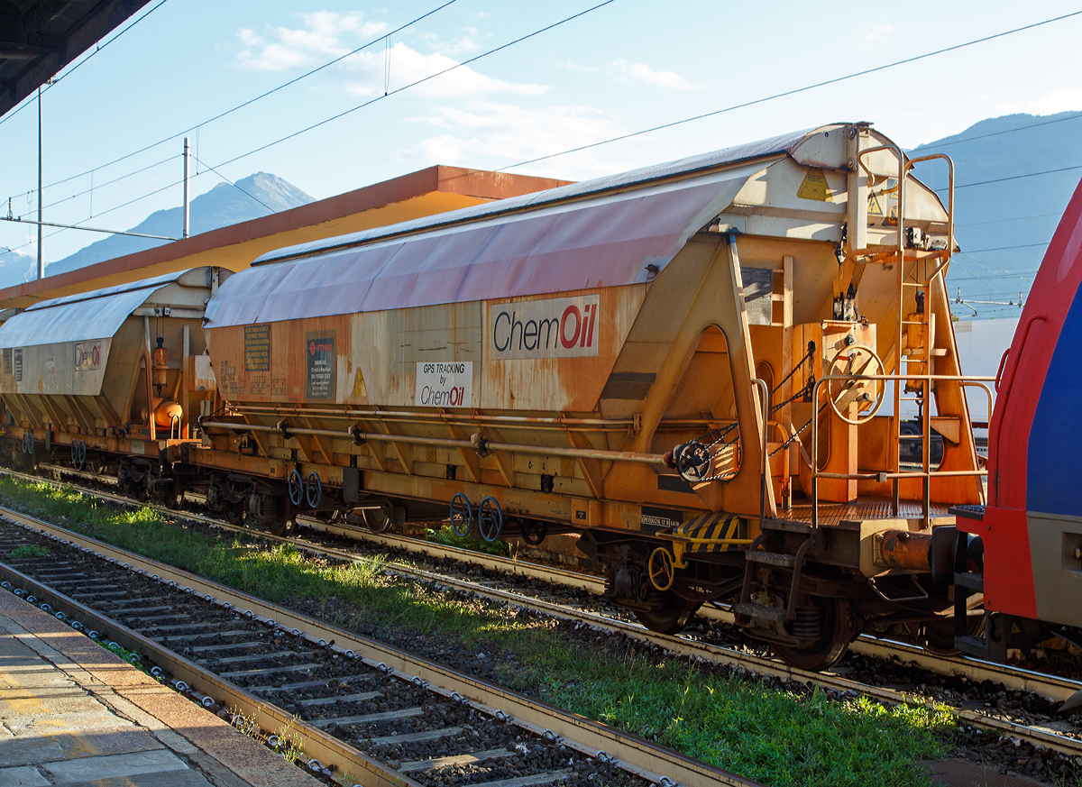 ChemOil Drehgestell-Schttgutwagen mit dosierbarer Schwerkraftentladung 33 87 0658 296-6 F-ERSA, Gattung Tapps, der Vermietungsfirma ERMEWA SAS, am 16.09.2017 im Zugverband in Bf. Domodossola.