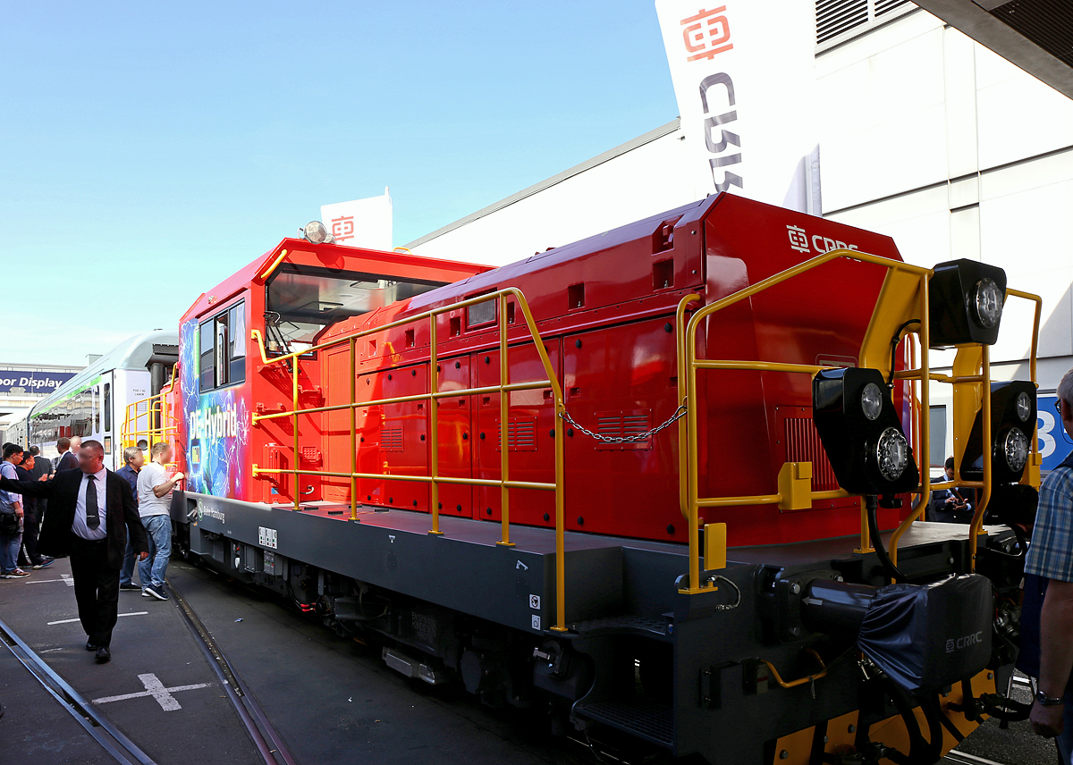 Chinesische Hersteller CRRC ZELC Verkehrstechnik GmbH prsentierte auf der InnoTrans 2018 in Berlin (hier 18.09.2018) seine CAH1A1 „Kleinstlok HH“ eine Hybridlok der BR 1004 fr die S-Bahn Hamburg, aktuell (2021) hat die Lok die NVR-Nummer 90 80 1004 002-4 D-CRRC. 

Die (CRRC) China Railway Rolling Stock Corporation (ZELC) CRRC Zhuzhou Locomotive Co. Limited hat als CRRC ZELC Verkehrstechnik GmbH das Lokomotiven-Geschft des Verkehrstechnikkonzern Vossloh (Kiel) bernommen. Die Bezeichnung „Kleinstlok HH“ steht wohl mehr fr die Antriebsleistung der Lok und weniger fr die eigentliche Gre. 

Die DB-Baureihe 1004 ist eine Reihe von Hybrid-Rangierlokomotiven, die die Deutsche Bahn 2018 beim chinesischen Hersteller CRRC in Auftrag gegeben hat. Gem Rahmenvertrag sollen bis zu 20 Stck beschafft werden. Der Stckpreis soll bei 2,5 Millionen Euro liegen.Die ersten beiden Loks BR 1004.0 in verkehrsrot sollen bei der S-Bahn in Hamburg eingesetzt werden. Weitere Loks der BR 1004.5 in Gelb sollen in Berlin fahren.

Die Lokomotive der BR 1004.0 verfgt ber ein Hybrid-Antriebssystem, das aus einem Dieselmotor oder einem Lithiumtitanat-Akkumulator mit Energie versorgt werden kann. Bei abgeschaltetem Dieselmotor wird die Lok ber den Batterieantrieb versorgt. Der Lithiumtitanat-Akkumulator erlaubt den Einsatz der Lokomotive in sensiblen Bereichen wie in Tunneln. Diese Speicher knnen auch durch die Rckgewinnung der Bremsenergie aufgeladen werden. Zudem betrgt die Lebensdauer der Lithiumtitanat-Akkumulatoren das Zehnfache gegenber einem Nickel-Cadmium-Speicher, ist aber in der Anschaffung erwartungsgem auch teurer. 

Was lange whrt, wird endlich gut? Die Baureihe 1004.0 fr die S-Bahn Hamburg aus dem Hause CRRC hat Ende August  2021 ihre Zulassung erhalten. Im September 2018 wurde die 1004 002 (wie hier zu sehen) auf der Innotrans in Berlin vorgestellt, 2019 wurden beide Loks nach Hamburg geliefert, einzelne Probefahrten unternommen. Doch die meiste Zeit standen die beiden Loks nur aufgabenlos herum. Im November 2020 begann der Probebetrieb im S-Bahn-Werk Ohlsdorf. Die beiden Loks sollen im S-Bahn Netz einschlielich ihrer Tunnelstrecken fr „Bergungsdienste von Zgen ohne Fahrgste“ sowie im Rangierdienst in den Betriebswerken eingesetzt werden.

Die Schwestermaschinen der etwas lngeren Baureihe 1004.5 fr die DB NETZE in Berlin warten weiterhin auf ihre Zulassung. Anders als die Hamburger Loks sind sie gelb lackiert.

TECHNISCHE DATEN der BR 1004.0:
Hersteller:	CRRC ZELC
Typ Bezeichnung: CAH1A1 „Kleinstlok Hamburg“
Spurweite:  1.435 mm
Achsformel: Bo‘ Bo‘
Lnge ber Puffer: 14.400 mm
Drehzapfenabstand: 7.060 mm
Achsabstand im Drehgestell: 2.200 mm
Breite: 3.040 mm
Dienstgewicht: 56 t
Achslast: 14 t
Hchstgeschwindigkeit: 100 km/h
Leistung am Rad:  250 kW Diesel, 150 kW im Akku, 400 kW Hybridbetrieb
Anfahrzugkraft: 100 kN
Kleinster befahrbarer Gleisbogen: R  100 m
Tankinhalt: 2.160 Liter
Kupplungen: Schraubenkupplung oder Scharfenbergkupplung Typ 10
