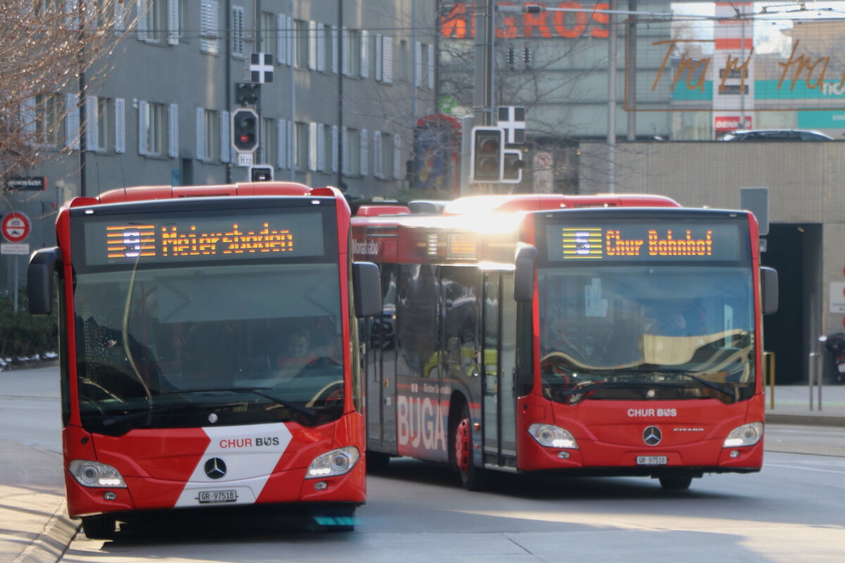 Chur Bus, Chur - Nr. 18/GR 97'518 + Nr. 10/GR 97'510 - Mercedes am 15. Januar 2025 beim Bahnhof Chur (Aufnahme: Martin Beyer)