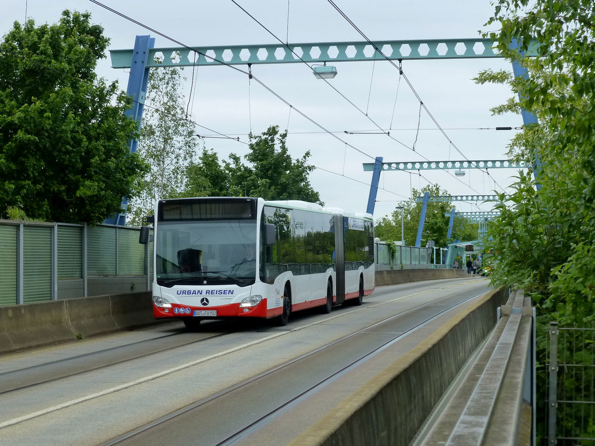 Citaro Richtung OB-Neue Mitte auf der �PNV-Trasse in der N�he der Haltestelle OLGA-Park.