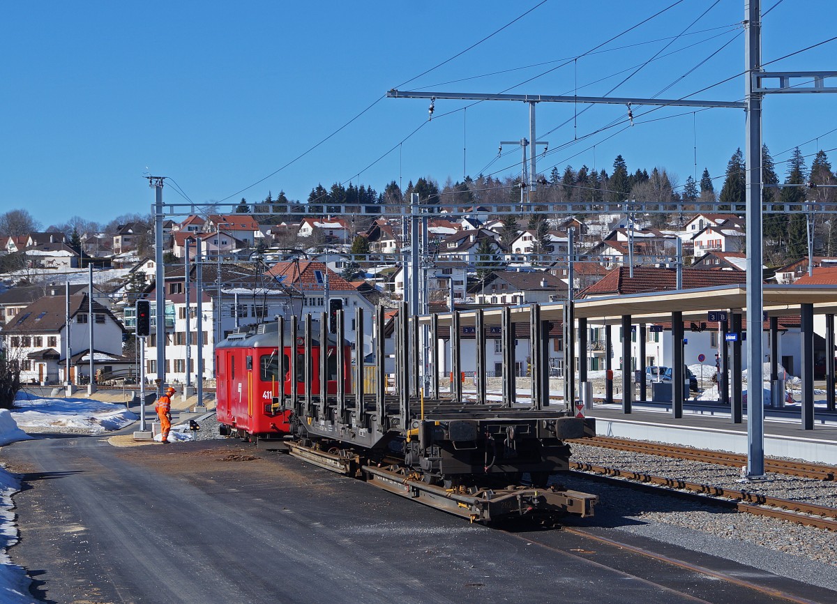 CJ Güterverkehr: Nach der Umgestaltung des Bahnhofs Le Noirmont wird der Güterverkehr auf dem Geleise 5 abgewickelt. Am 12. März 2015 rangierte der De 4/4 II 411 einen normalspurigen Holzwagen auf Rollschemel für die Beladung auf das Gütergeleise. In der Schweiz werden nur noch auf der CJ normalspurige Güterwagen auf Rollschemel transportiert.
Foto: Walter Ruetsch