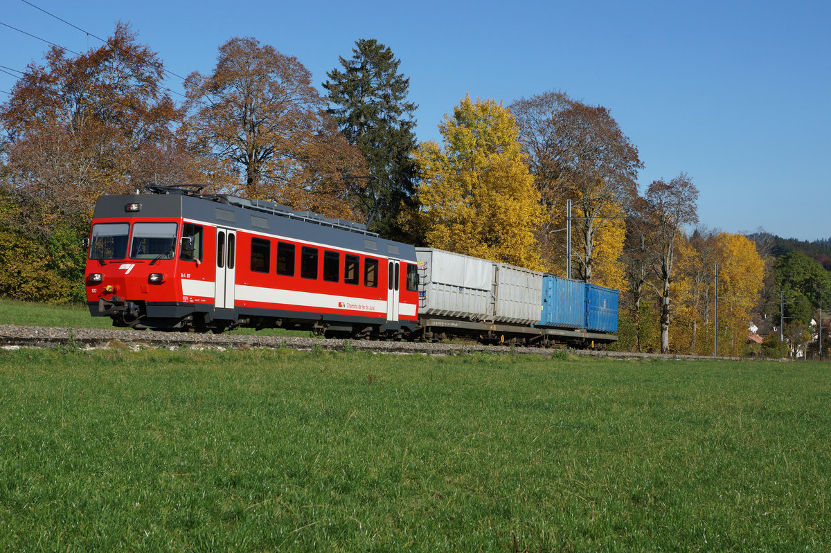 CJ/AB/FW: Was bei der AB ausrangiert und verschrottet werden sollte leistet bei der CJ noch wertvolle Dienste im Güter- und Personenverkehr. Noch immer eine flotte Erscheinung ist der bunte Kehrichtzug mit dem Be 4/4 617 bei herbstlicher Stimmung (27.10.2016).
Foto: Walter Ruetsch