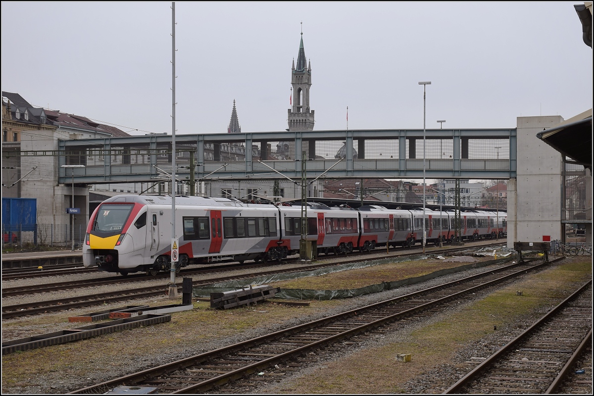 Class 745, Überführungsfahrt des neuen elektrischen Flirt UK beim ersten Stopp in Konstanz. Endwagen 94 70 0 312 102-9. Je zwei mit Jakobsdrehgestell verbunden Teilwagen sind zu 6 Einheiten verbunden. Daraus wird der längste Flirt mit 240 m Länge und 375 t Gewicht. Konstanz, Februar 2018.