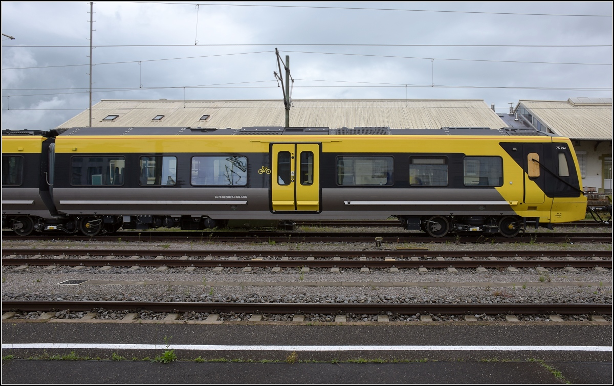 Class 777 für die Metro Liverpool auf dem Weg nach Altenrhein. Aus Zug 777 002 der Steuerwagen 94 70 0 427 002-3 GB-MRE. Konstanz, Juli 2020.