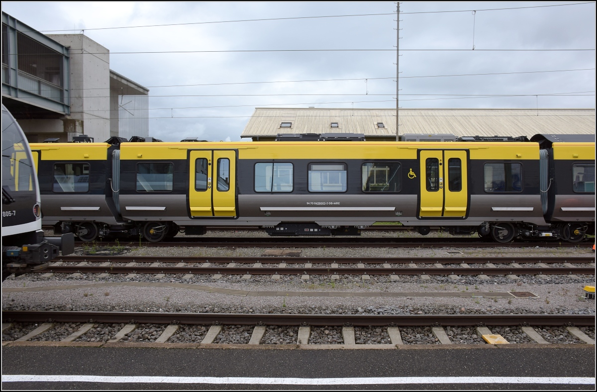 Class 777 für die Metro Liverpool auf dem Weg nach Altenrhein. Aus Zug 777 002 der Mittelwagen 94 70 0 428 002-2 GB-MRE. Konstanz, Juli 2020.
