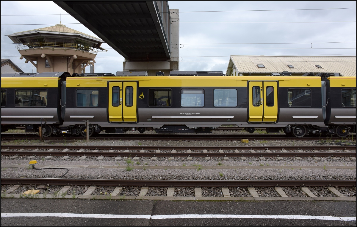 Class 777 für die Metro Liverpool auf dem Weg nach Altenrhein. Aus Zug 777 002 der Mittelwagen 94 70 0 429 002-1 GB-MRE. Konstanz, Juli 2020.