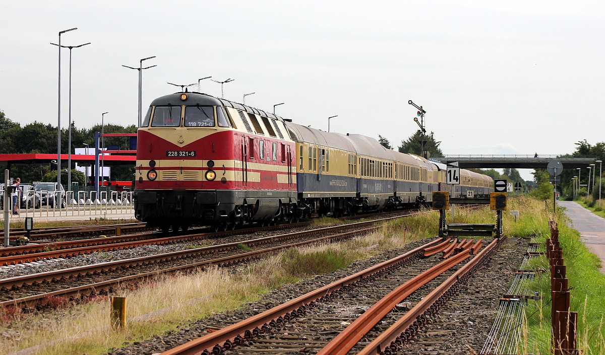 CLR 228 321-6 mit Rheingold Sonderzug SDZ 20098  Hauke Haien  aus Dortmund hat Einfahrt in Niebüll. 26.08.2017