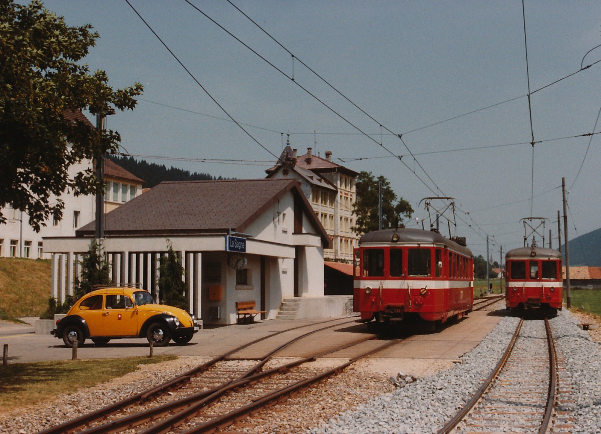 CMN/TRN: An einem schönen Tag im August 1983 wurde die einzige Zugskreuzung des Tages, die damals nur an den Werktagen in La Sagne stattfand, verewigt. Die Triebwagen BDe 4/4 2 und BDe 4/4 3 (1950) im Einsatz auf der Strecke La Chaux-de-Fonds - Les Ponts-de-Martel.
Foto: Walter Ruetsch 