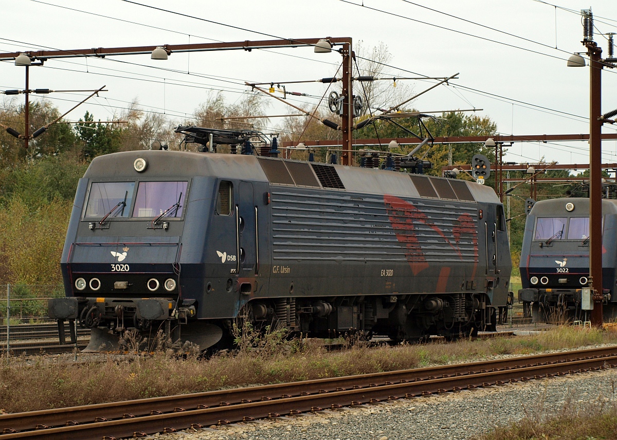 CN(L) Zuglok DSB EA 3020  G.F.Ursin  abgestellt im Gbf Padborg. Grund waren Bauarbeiten an einer Brücke und die damit verbundene Vollsperrung Richtung Kopenhagen. 21.10.2011(üaVinG)