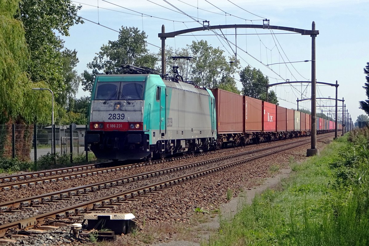 CoBRa 2839 schleppt ein Containerzug nach Antwerpen und passiert am 23 Augustus 2019 Hulten.