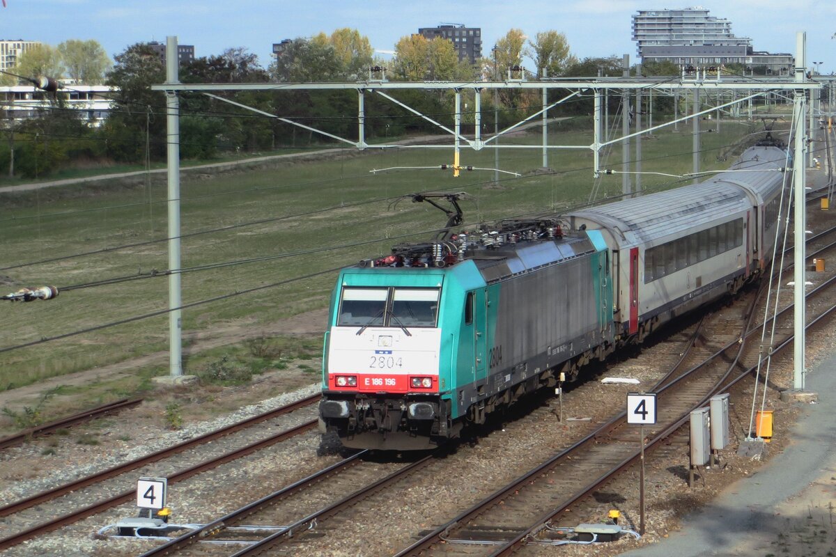 CoBra/NMBS 2804 durchfahrt Nijmegen mit ein Überbringungszug am 26 Oktober 2022.