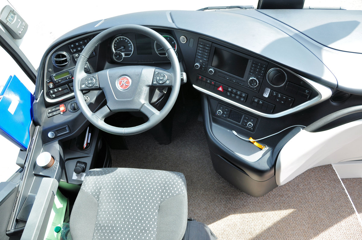 Cockpit im Luxusliner Setra 516 HDH von Perseus Reisen aus der BRD in Krems gesehen.