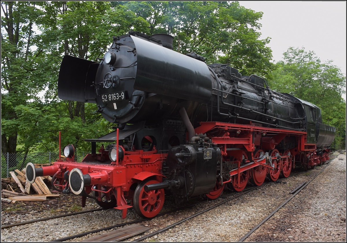 Coni'Fer

52 8163 ist eine Rekolok der Reichsbahn in der DDR und hat fernab der Heimat ihren neuen Platz gefunden. Les Hôpitaux-Neufs, Juli 2022.