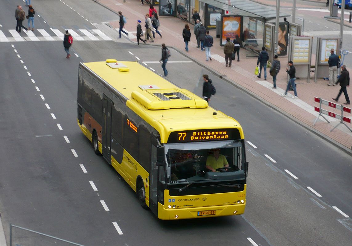 Connexxion Bus 3227 DAF VDL Berkhof Ambassador 200 Baujahr 2008. Stationsplein, Utrecht 09-10-2013.