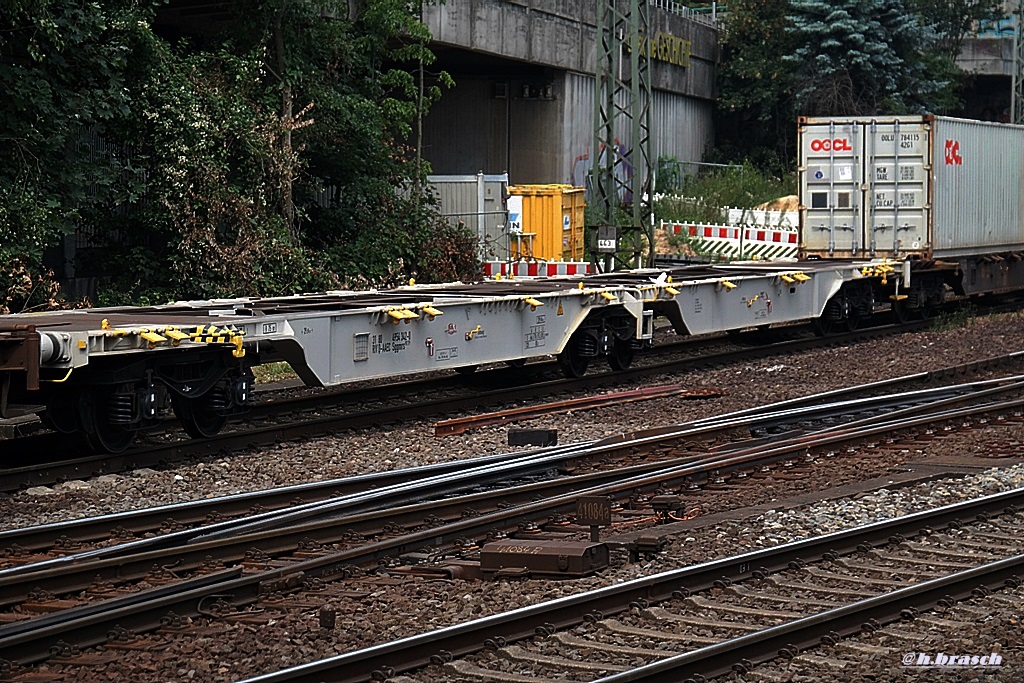 container-tragwagen der gattung SGGMRS / 31 80 4954 342-0,aufgenommen in harburg,am 17.12.13 