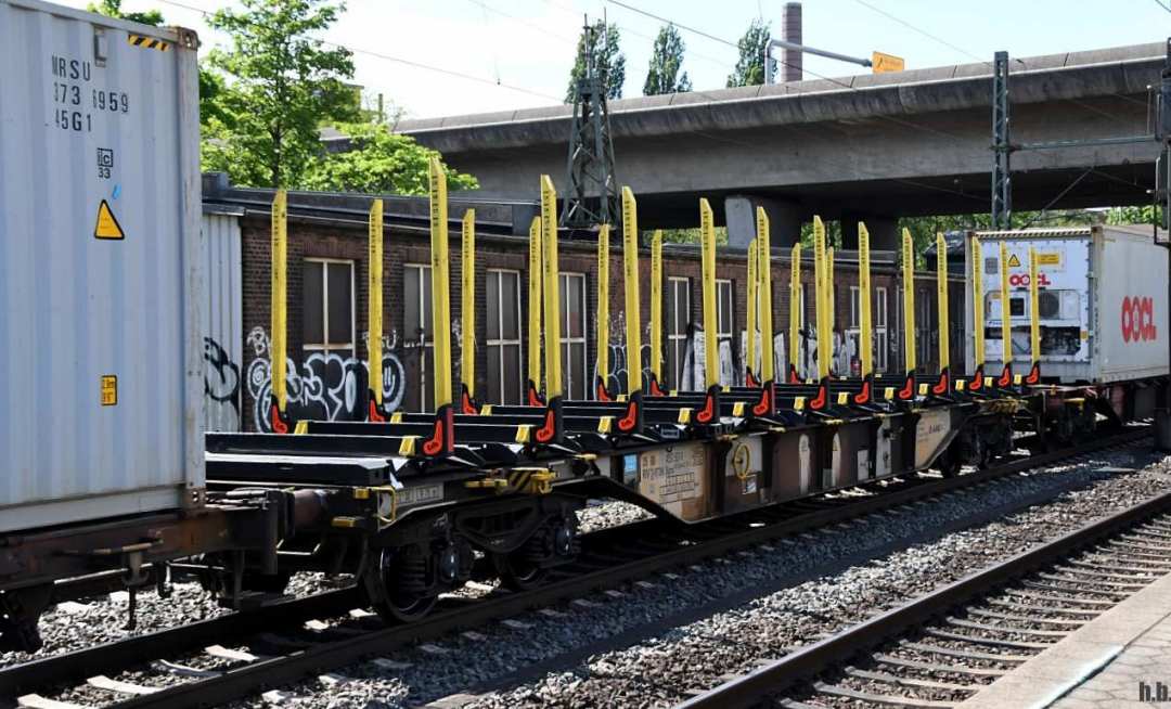 containertragwagen der gattung Sgns,uic-nummer:35 80 4557 567-9,harburg 19.05.20