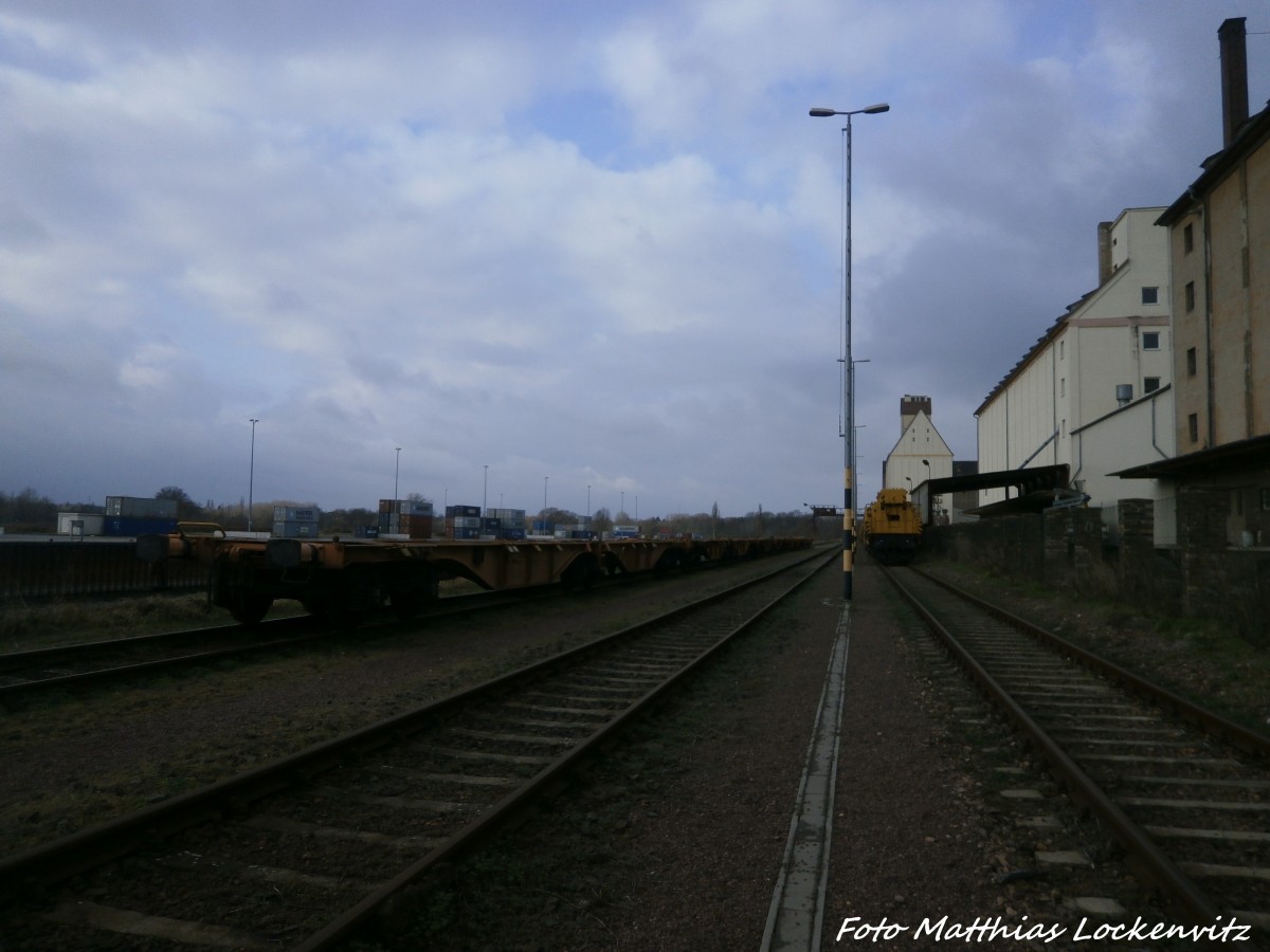 Containerwagen und ein Langer Bauzug von schweerbau abgestellt am Saalehafen in Halle (Saale) am 4.1.15