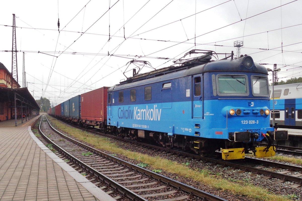 Containerzug mit 123 028 an der Spitze trotzt am 24 September 2017 den Regen in Ceska Trebova.