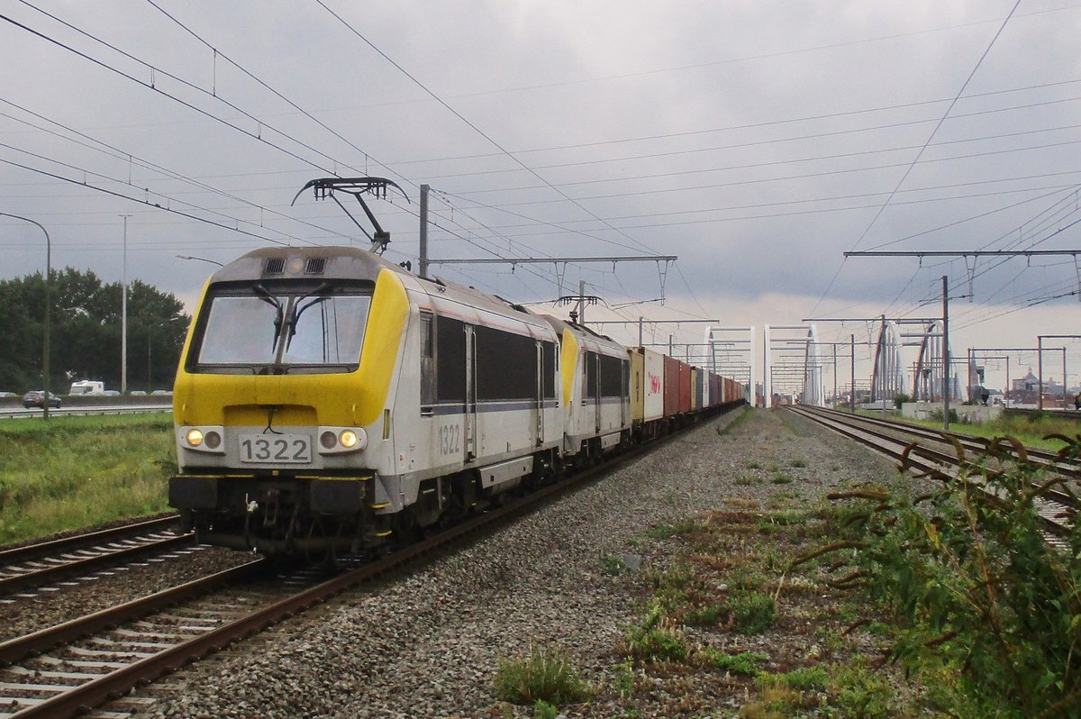 Containerzug mit 1322 an der Spitze durcheilt am ein graue Stunde von 12 Augustus 2017 Antwerpen-Luchtbal.