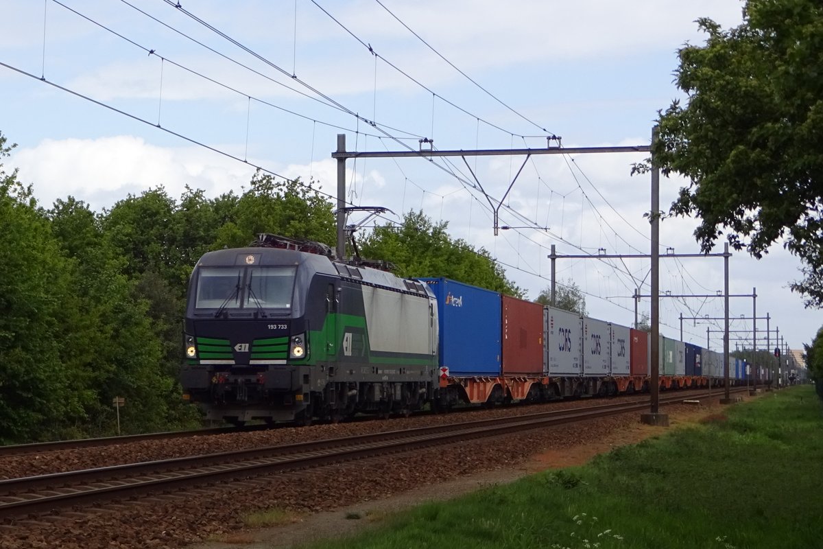 Containerzug mit 193 733 passiert Wijchen am 5 Mai 2019.