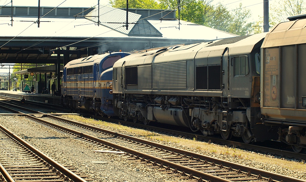 ContecRail MY 1158 und der Diesel-Booster 266 032-2 der CFL Cargo fahren hier mit dem sehr schweren H-Wagen Zug durch den Bhf von Fredericia/DK. 01.05.2011