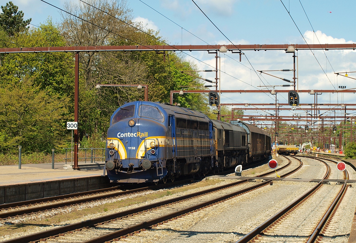 ContecRail MY 1158 mit  Booster  CFL 1266 032-2 und Papierzug durchfahren lautstark den Bhf Fredericia. 01.05.2011