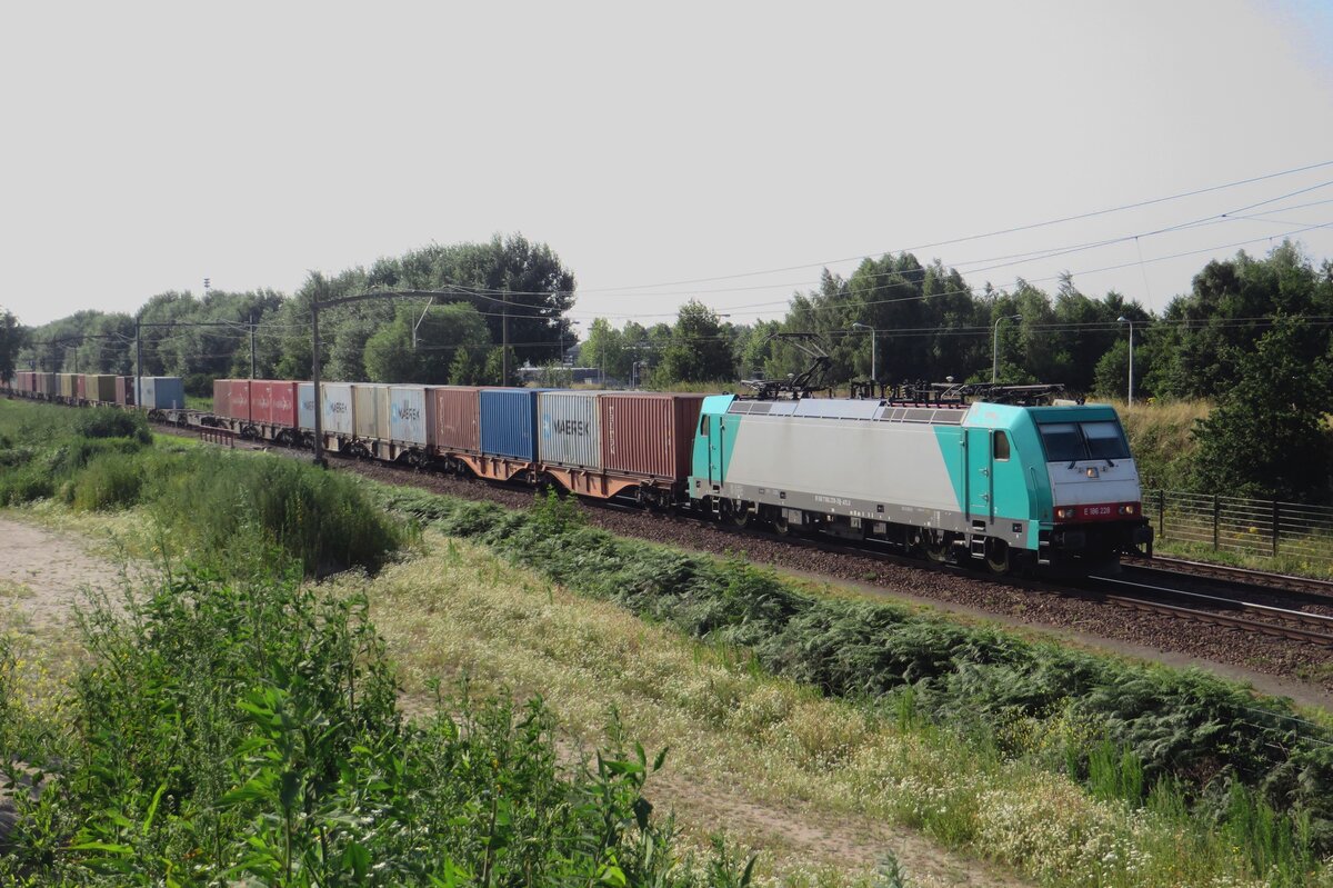 Crossrail 186 228 schleppt ein Containerzug durch Tilburg-Reshof am 23.Juli 2021.