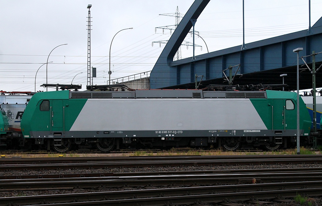 CTD 185 517-0 frisch gewaschen und in dunkelgrün/silber abgestellt in HH-Waltershof. 14.07.2013