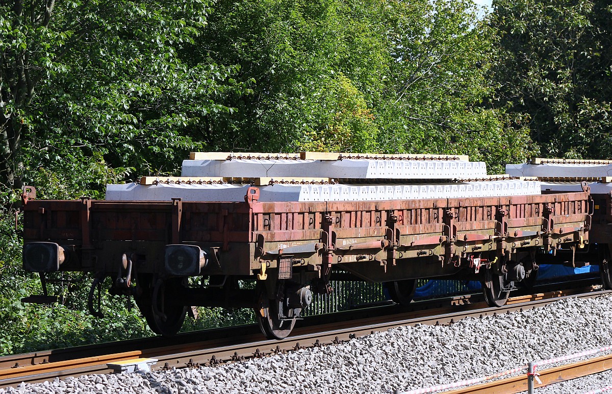 D-DB  21 80 3300 122-0, Gattung Ks 446. Die Bezeichnung nach dem DB Gterwagen-Katalog ist:  Flachwagen mit zwei Radstzen Seiten-und Stirnwandklappen sowie Seiten-und Stirnwandrungen , hier wurden damit die Schwellenpakete nach Schleswig angeliefert. Schleswig. 06.09.2015