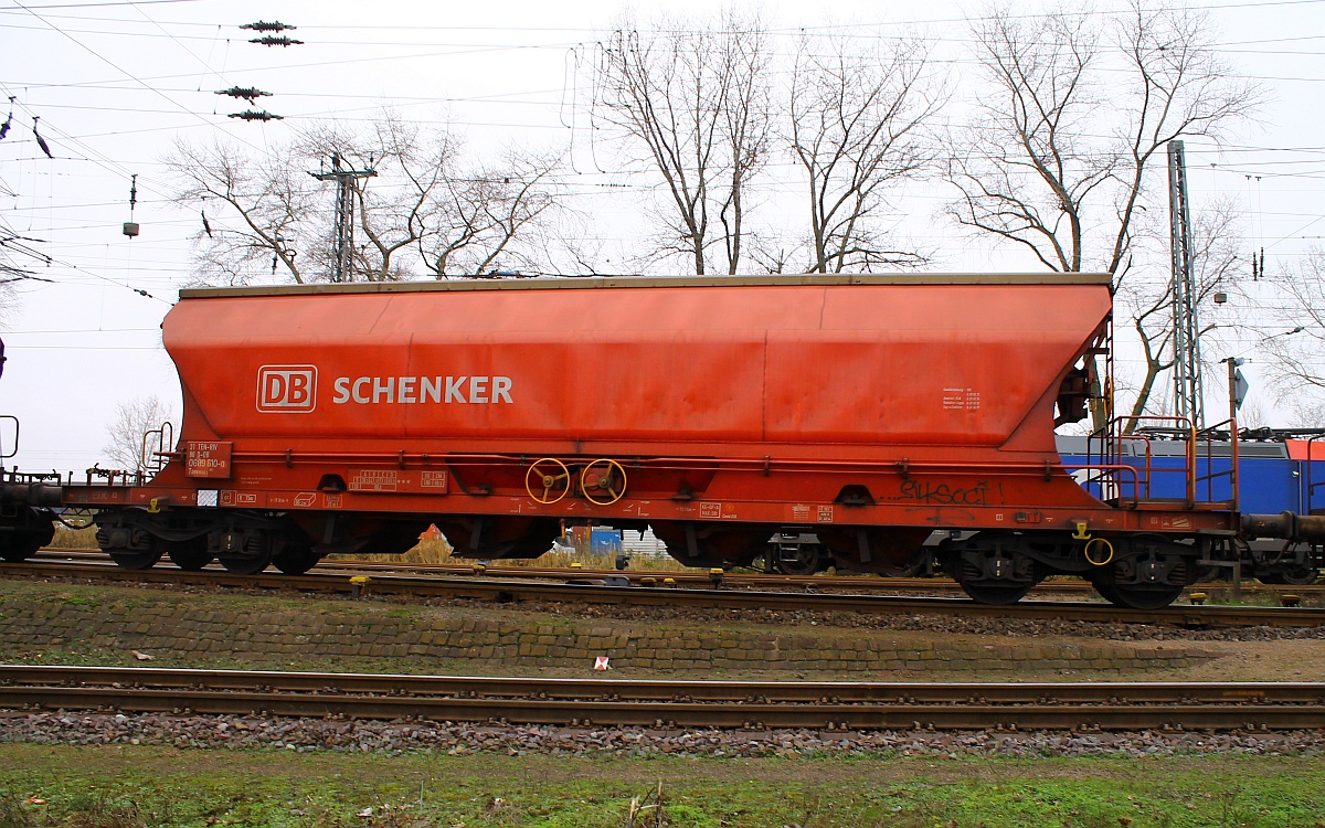 D-DB 31 80 0689 640-0 Gattung Tanoos-y 898, gedeckter Schttgutwagen mit schlagartiger Schwerkraft-Mittenentladung, mechanischem Klappenverschlusystem und vier Radstzen. Hamburg Hohe Schaar 29.11.2014