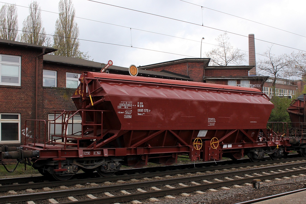 D-DB 31 80 0695 575-7, Gattung Taoos-z 894.1, gedeckter Schttgutwagen mit schlagartiger Schwerkraft-Mittenentladung, mechanischem Klappenverschlusssystem und vier Radstzen. HH-Harburg 02.05.21