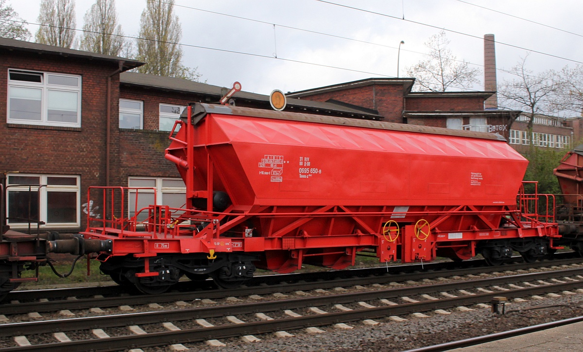 D-DB 31 80 0695 650-8, Gattung Taoos-z 894.1, gedeckter Schttgutwagen mit schlagartiger Schwerkraft-Mittenentladung, mechanischem Klappenverschlusssystem und vier Radstzen. HH-Harburg 02.05.21