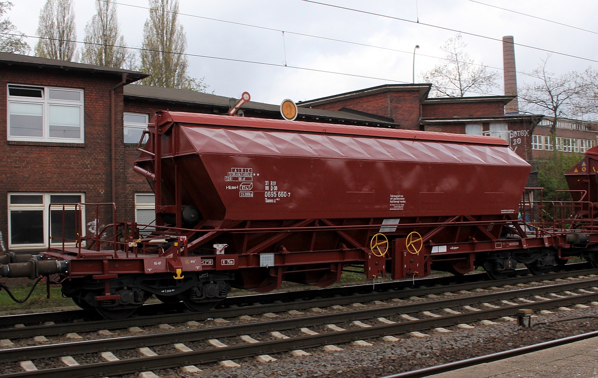 D-DB 31 80 0695 660-7, Gattung Taoos-z 894.1, gedeckter Schttgutwagen mit schlagartiger Schwerkraft-Mittenentladung, mechanischem Klappenverschlusssystem und vier Radstzen. HH-Harburg 02.05.21