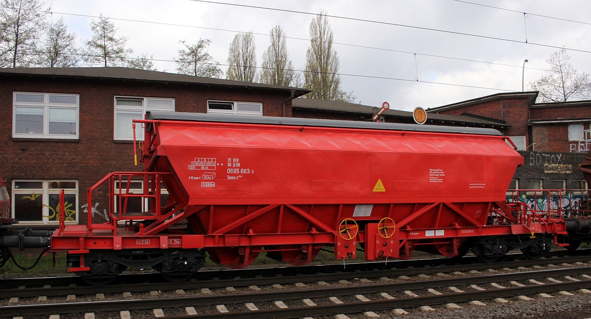 D-DB 31 80 0695 663-1, Gattung Taoos-z894.1, gedeckter Schttgutwagen mit schlagartiger Schwerkraft-Mittenentladung, mechanischem Klappenverschlusssystem und vier Radstzen. HH-Harburg 02.05.21