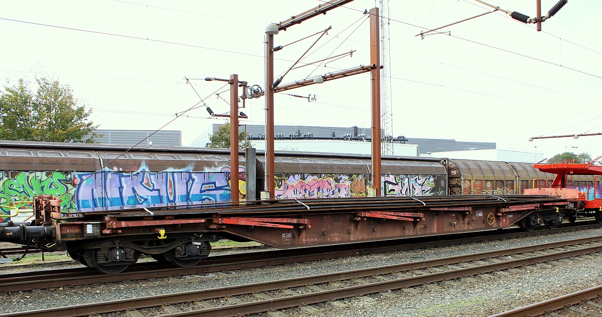 D-DB 31 80 3993 299-9 Gattung Rns-z 643, vierachsiger Flachwagen mit klappbaren Rungen, Padborg 13.10.2021