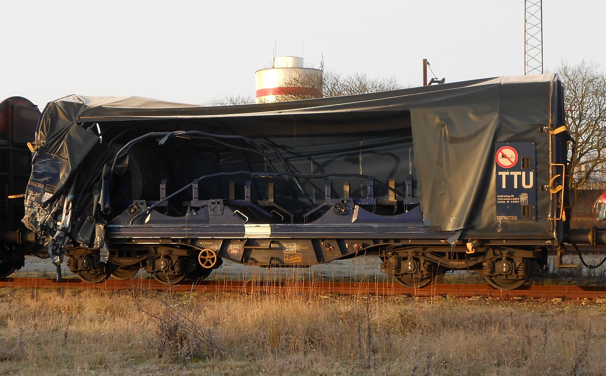 D-DB 31 80 4677 151-1 Gattung Shimmns. Hier zu sehen einer der leicht ramponierten Shimmns Wagen des Bahnunfalls in Padborg/DK am 30.11.2013. Padborg 02.12.2013