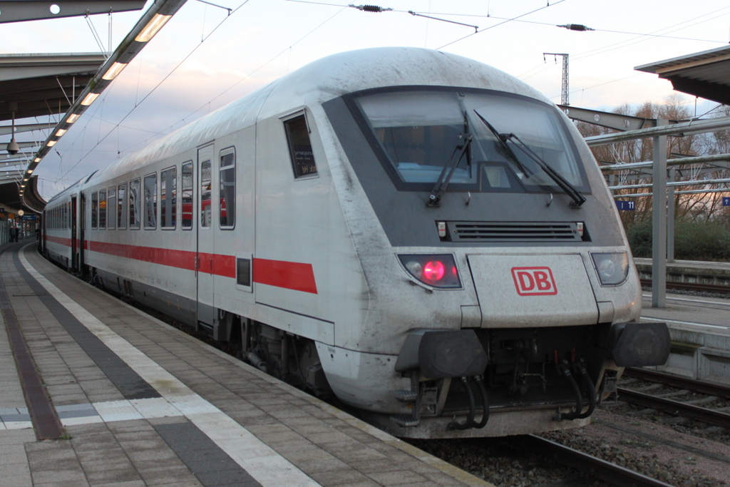 D-DB 61 80 80-91 146-3 Bpmbdzf 286.1 als IC 2376 von Karlsruhe Hbf nach Stralsund Hbf kurz vor der Ausfahrt im Rostocker Hbf.18.11.2016