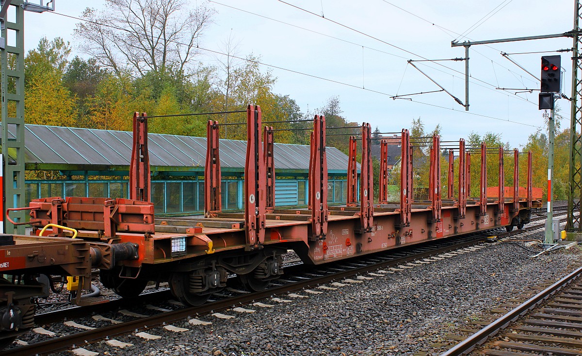 D-DB 81 80 3507 568-3 Gattung Rbns 646. Drehgestellflachwagen mit vier Radstzen, mit Rungen und Stirnwandklappen, jedoch ohne Seitenwandklappen (LP 26,35m Ladeflche 63m 25m lang). Schleswig 20.10.2015