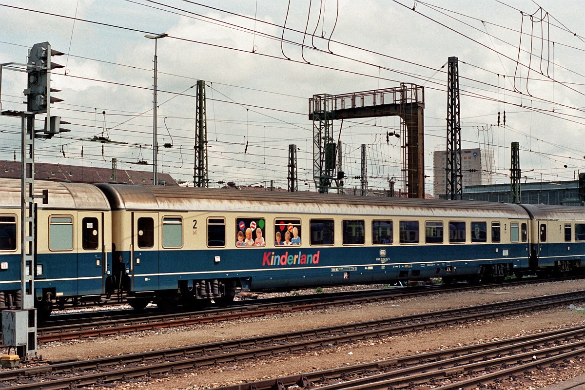 D-DB  Kinderland  61 80 29-94 174-5 Bpmz Mnchen Hbf in den 80zigern