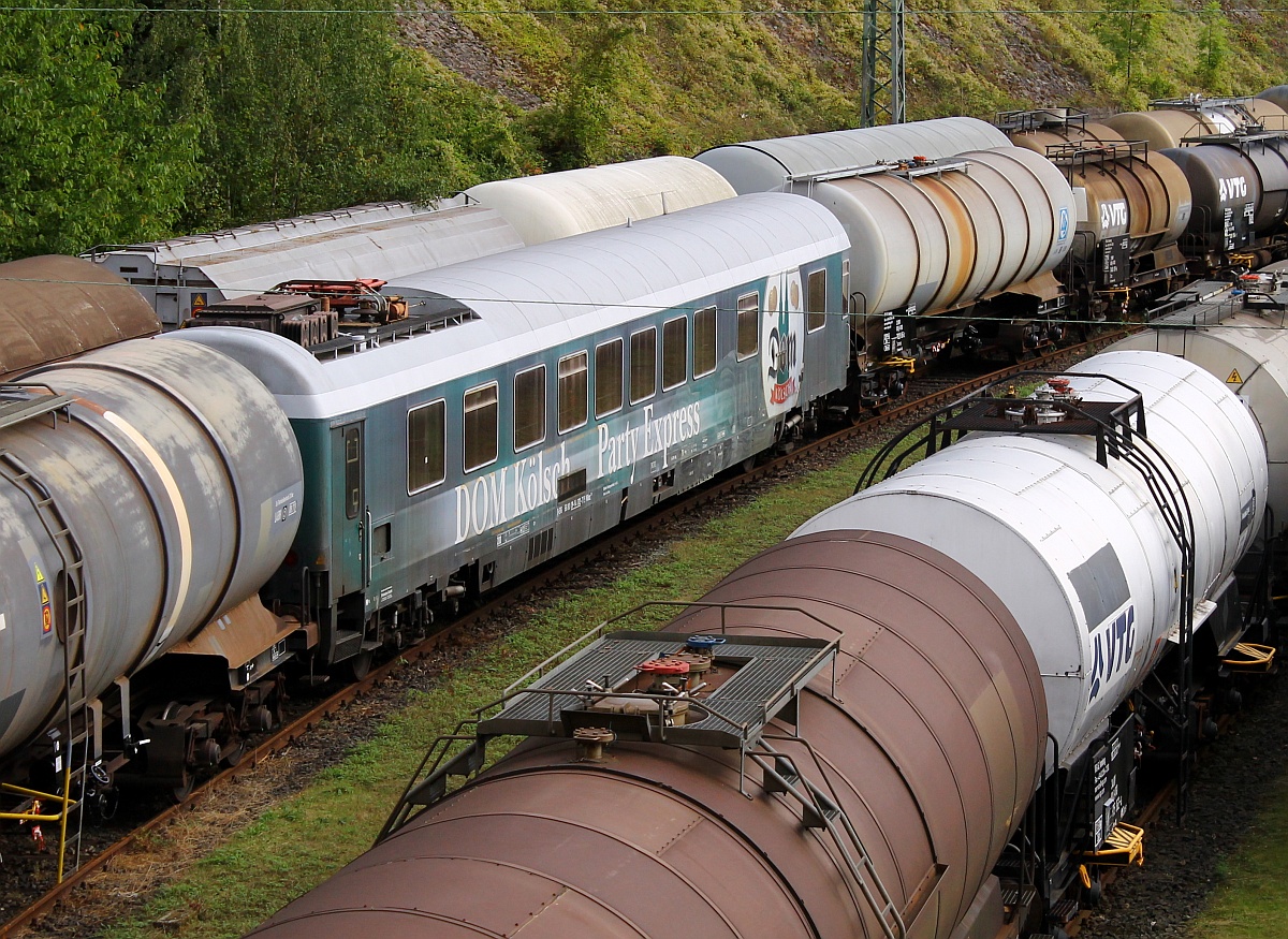 D-EVG 66 80 09-94 012-7 Gattung WGmz038 eingereiht und gut versteckt zwischen den zahlreichen Kesselwagen stand der DOM K�lsch Party Express der Eifelbahn Verkehrsgesellschaft abgestellt in Linz am Rhein. 15.09.2013 (04100)