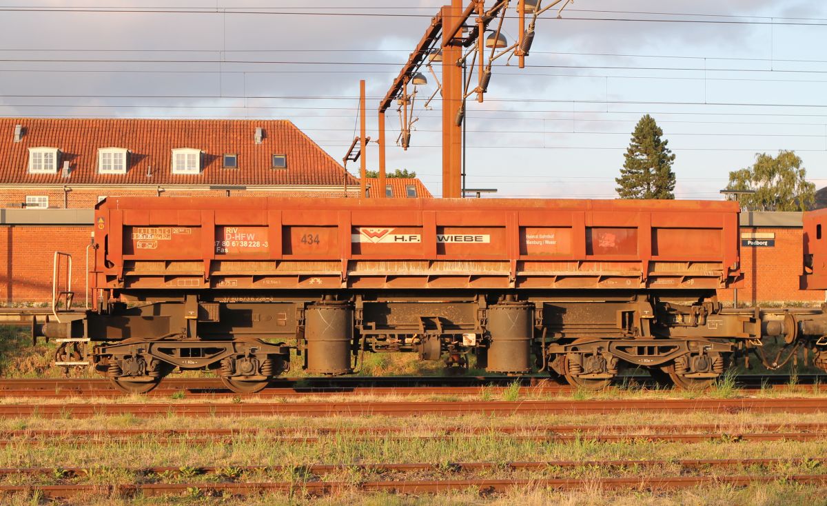 D-HFW 37 80 6738 228-3 Gattung Fas. vierachsiger Selbstenladewagen. Pattburg 17.07.2017