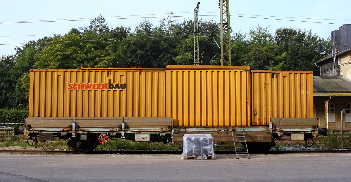 D-WVZ 27 80 3302 003-5, Gattung Ks. Zweichsiger Rungenwagen beladen mit Schweerbau Arbeitscontainer. Jbek 26.08.2017
