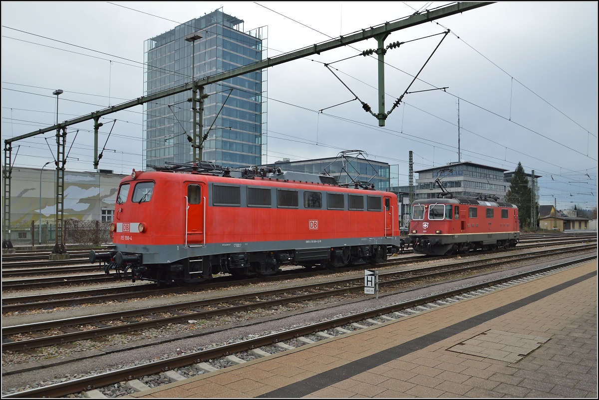  D-Zug -Verbindung Stuttgart – Zürich: Back to the roots. Kasten E10 (115 198-0) und Re 4/4 II Nr. 11299 stehen für die ICs in beide Richtungen bereit. Februar 2014.