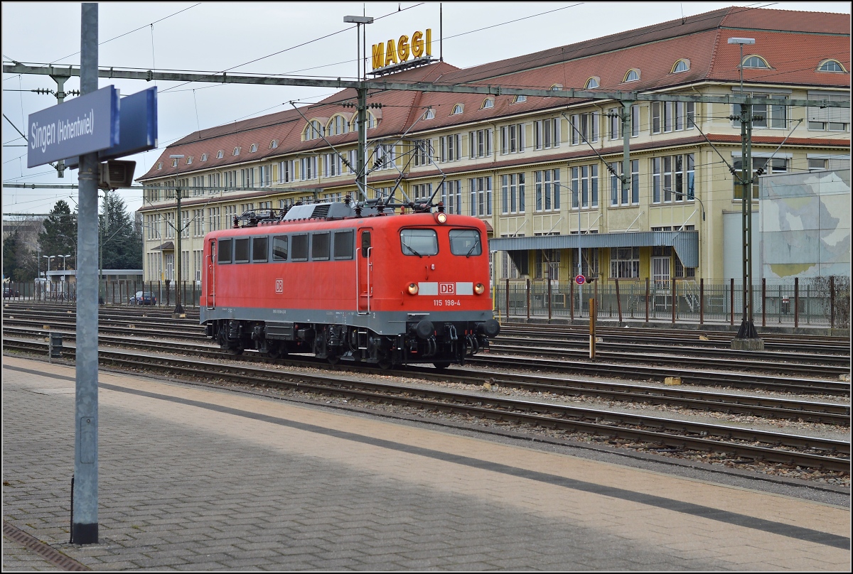  D-Zug -Verbindung Zürich – Stuttgart: Back to the roots. Kasten E10 (115 198-0) steht für den IC bereit, hier vor der Kulisse des Maggi-Werks. Februar 2014.